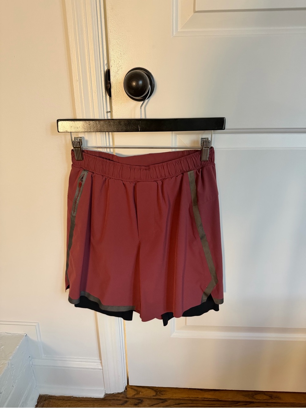 lululemon athletica Men's Athletic Shorts in Dusty Rose with Black Trim